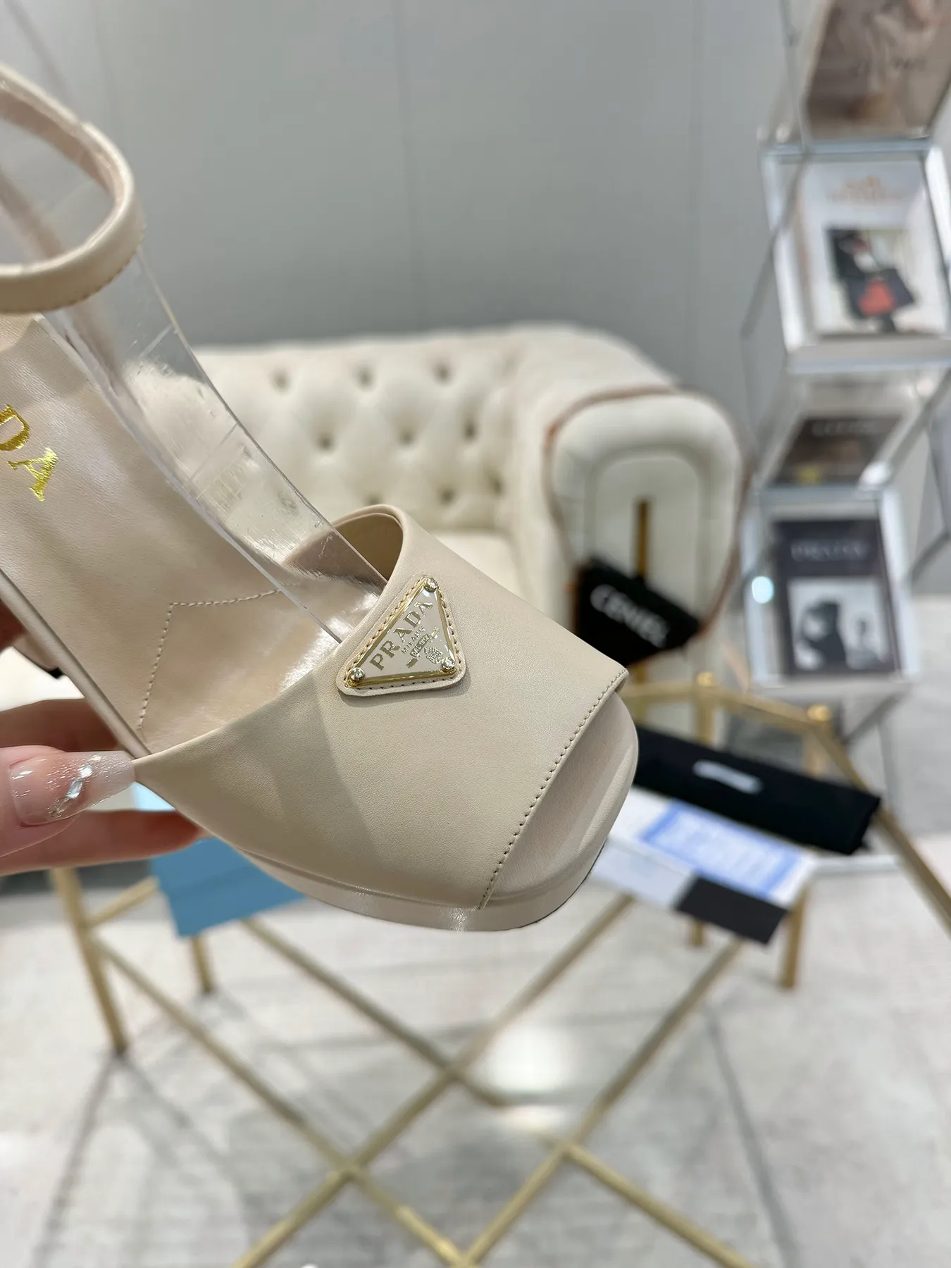 👟👟Ex-factory price 600👟👟 (imitation leather bottom-20) New arrival 👉Ready stock👈Remove the original board and make a 1:1 replica‼ ️The highest version ✅ Prada's early spring catwalk hot style 😘The latest spring style Thick heel square toe water platform series (genuine leather outsole) (simulated leather sole) A must-have for goddesses The upper and the feet are super beautiful 👉The upper is made of imported original calfskin, soft and textured, lining + foot pads, imported sheepskin lining, breathable and comfortable, private model water platform, heel, water platform 4M, heel height 13M Code number 35M-39M (34 40 41 42 customized, non-refundable and non-exchangeable)